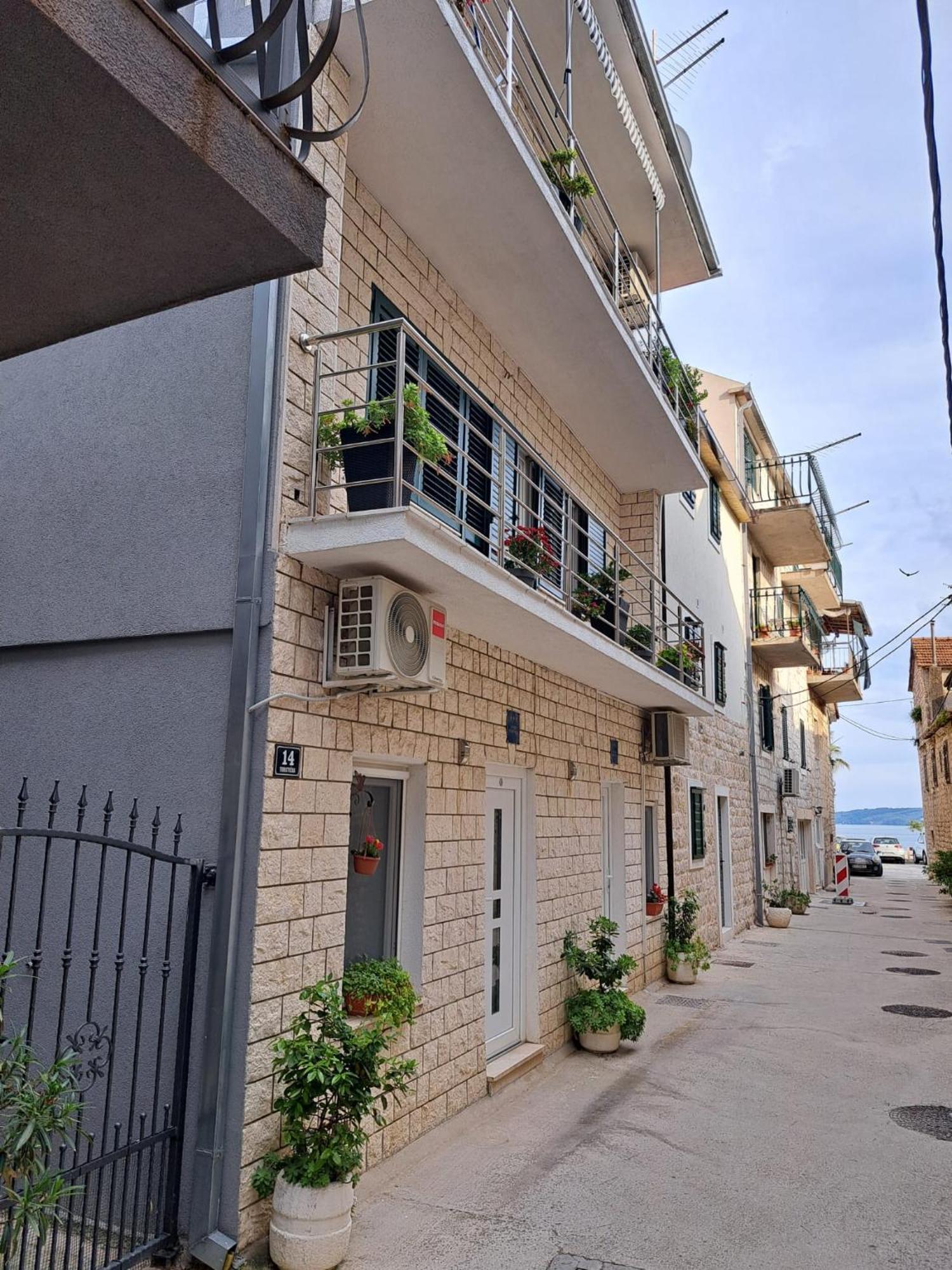 Studio Apartment Legcevic Kaštela 外观 照片